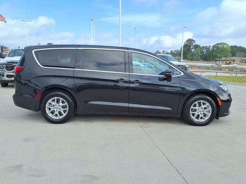 Used 2023 Chrysler Pacifica Touring-L image 5
