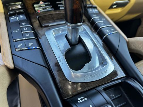 Used 2018 Porsche Cayenne Platinum Edition w/ Premium Package image 36