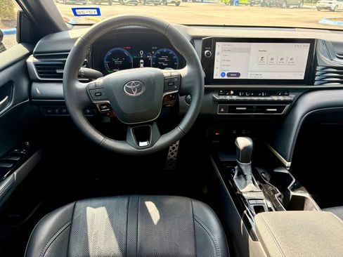 Used 2025 Toyota Camry XSE FWD image 11