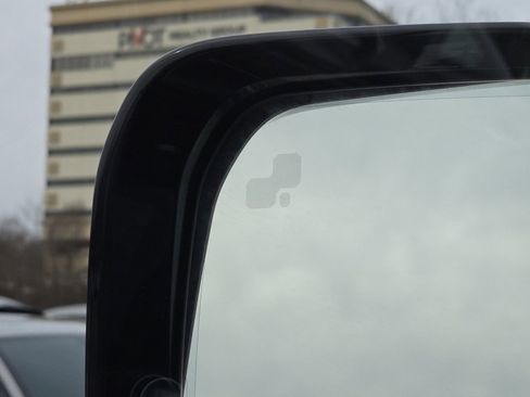 Used 2023 Land Rover Defender 110 X-Dynamic SE image 15