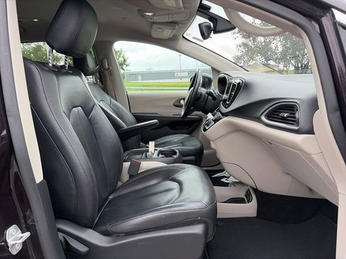 Used 2017 Chrysler Pacifica Touring-L w/ Tire & Wheel Group FWD image 28