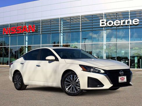 Used 2023 Nissan Altima 2.5 SV w/ SV Premium Package image 1