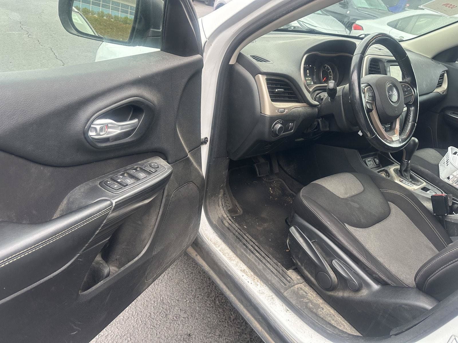 Used 2015 Jeep Cherokee Sport FWD image 7