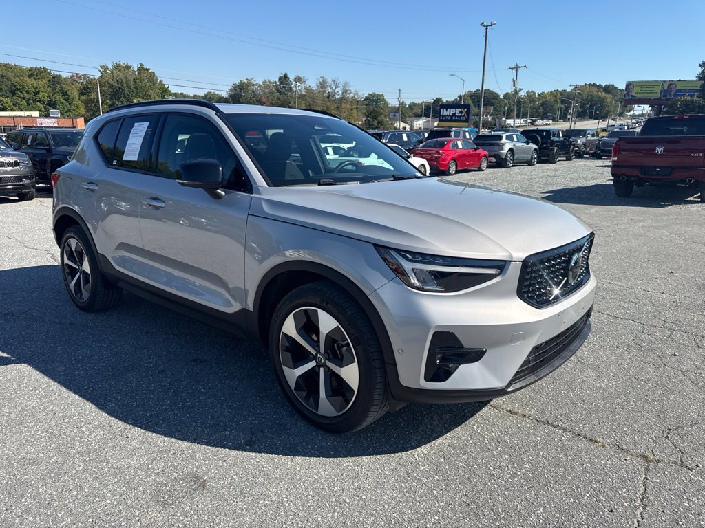 Used 2025 Volvo XC40 B5 Plus AWD/4WD image 7