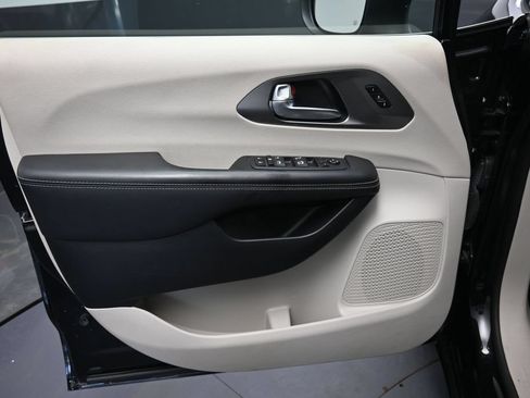 Used 2023 Chrysler Pacifica Touring-L FWD image 25
