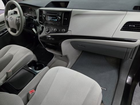 Used 2012 Toyota Sienna LE image 14