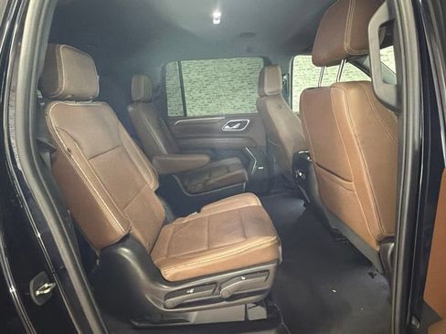 Used 2023 Chevrolet Suburban High Country AWD/4WD image 12