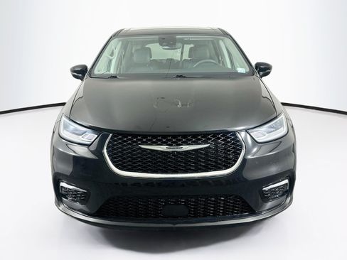 Used 2024 Chrysler Pacifica Touring-L FWD image 2