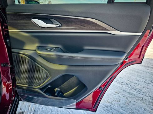 New 2025 Jeep Grand Cherokee Limited image 39