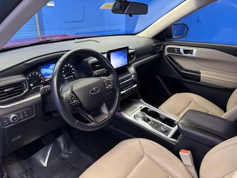 Used 2020 Ford Explorer XLT w/ Equipment Group 202A AWD/4WD image 11