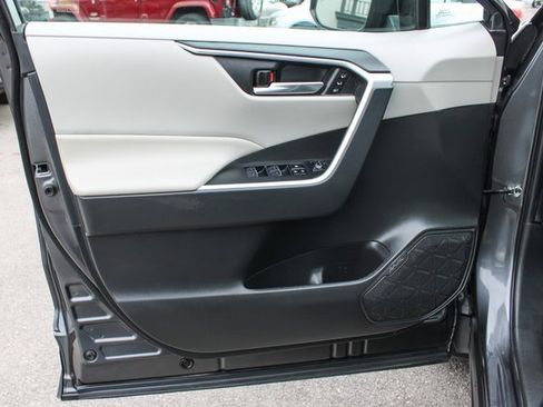 Used 2023 Toyota RAV4 XLE Premium image 10