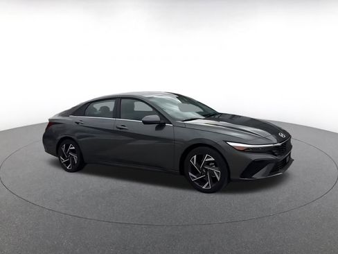 Used 2025 Hyundai Elantra Limited image 2