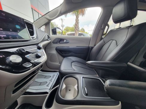 Used 2024 Chrysler Pacifica Touring-L FWD image 15