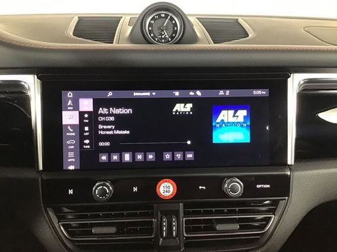 Certified 2026 Porsche Macan AWD/4WD image 35