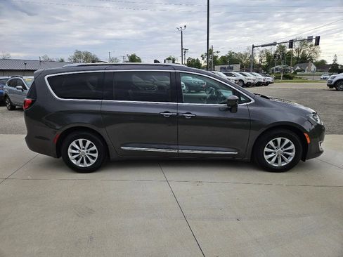 Used 2019 Chrysler Pacifica Touring-L FWD image 5