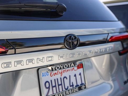 Used 2024 Toyota Grand Highlander AWD image 8