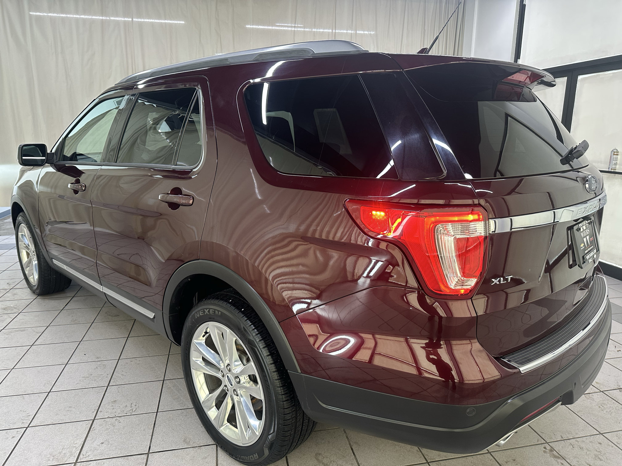 Used 2018 Ford Explorer XLT w/ Equipment Group 202A AWD/4WD image 9