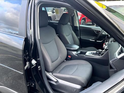 Used 2022 Toyota RAV4 LE image 11