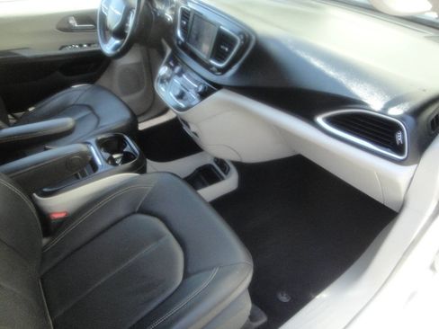 Used 2020 Chrysler Pacifica Touring-L FWD image 14