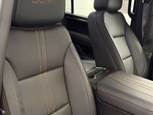 Used 2025 Chevrolet Suburban High Country AWD/4WD image 13