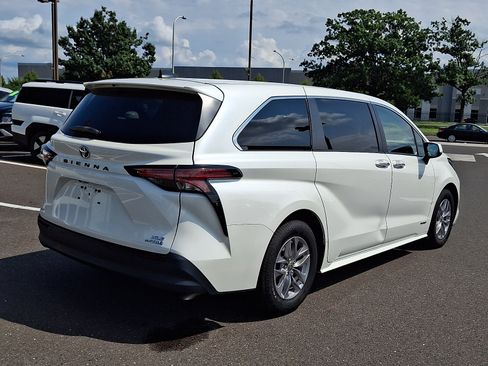 Used 2021 Toyota Sienna XLE AWD/4WD image 6
