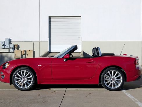 Used 2018 FIAT 124 Spider Lusso w/ Navigation & Sound Group image 11