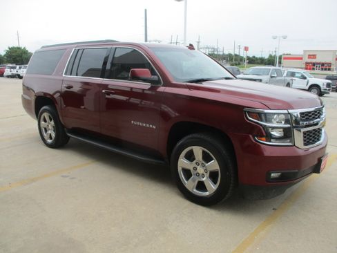 Used 2019 Chevrolet Suburban LT w/ Luxury Package RWD image 4