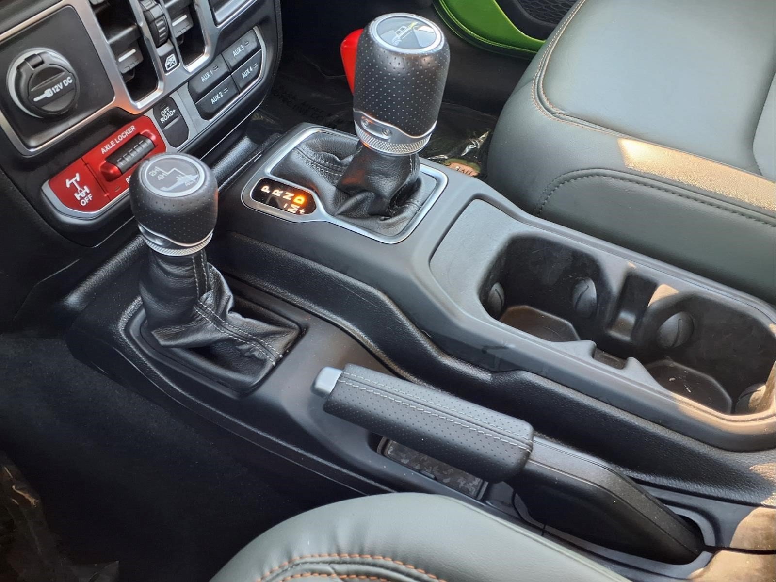 Used 2025 Jeep Gladiator Mojave w/ Convenience Group AWD/4WD image 15