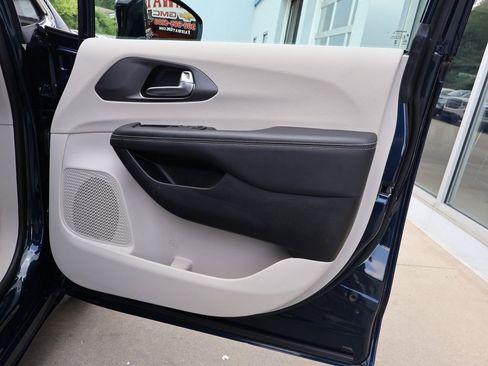 Used 2024 Chrysler Pacifica Touring-L FWD image 32