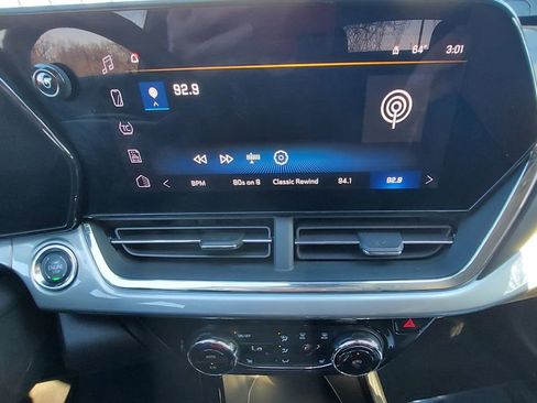 Used 2025 Chevrolet Trax LT w/ LT Convenience Package image 18