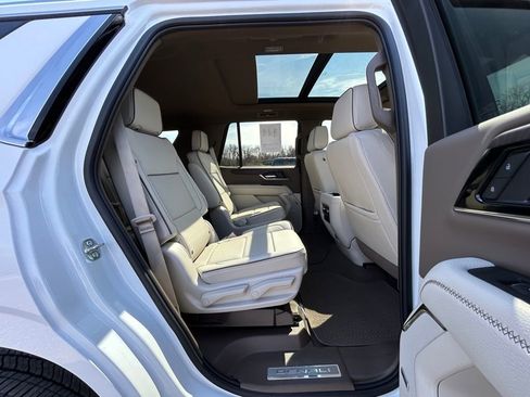 Used 2025 GMC Yukon Denali w/ Sun & Power Step Package image 23