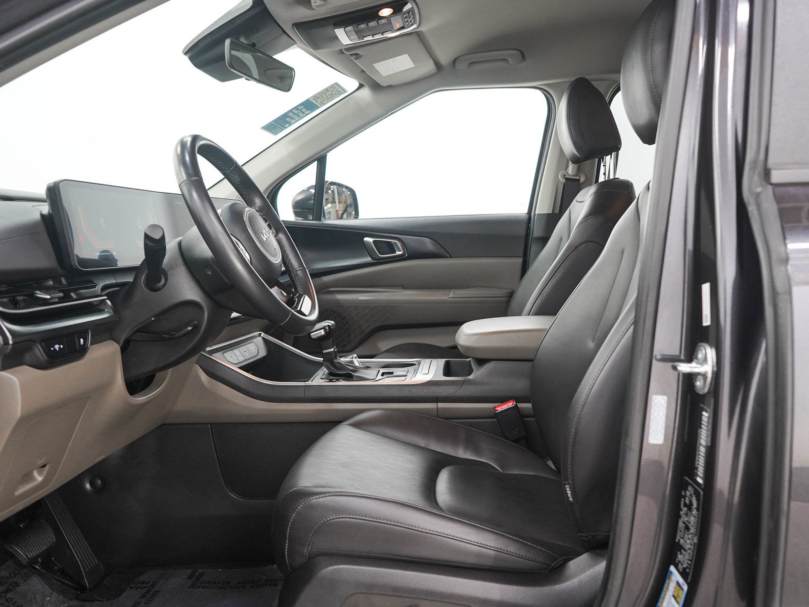 Used 2025 Kia Carnival FWD image 23