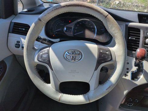Used 2013 Toyota Sienna XLE FWD image 15