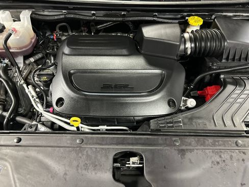 Used 2024 Chrysler Pacifica Touring-L FWD image 27