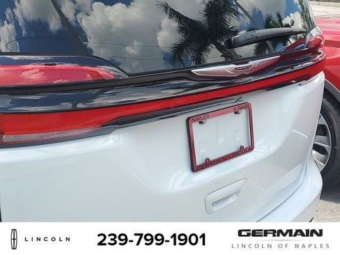 Used 2023 Chrysler Pacifica Pinnacle FWD image 16