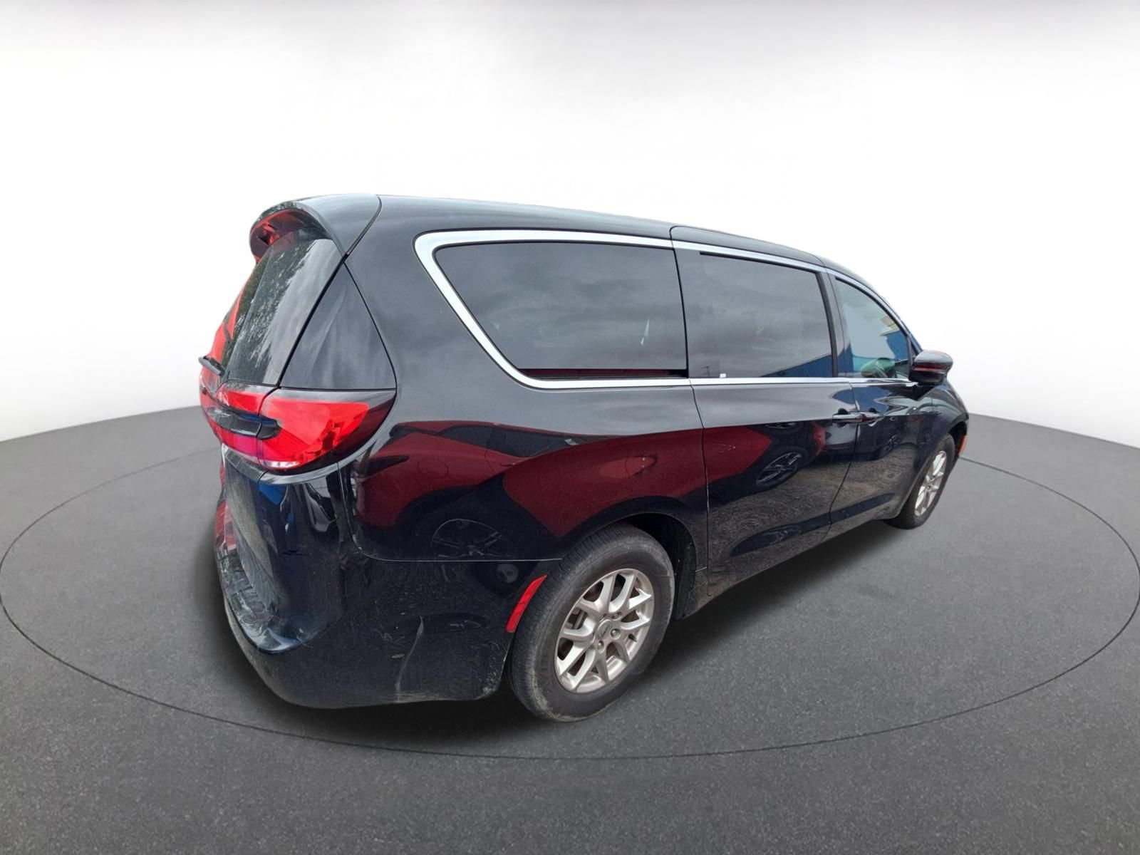 Used 2025 Chrysler Pacifica Select FWD image 6