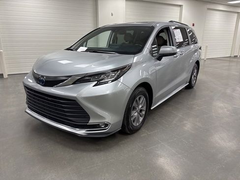 Used 2023 Toyota Sienna XLE image 3