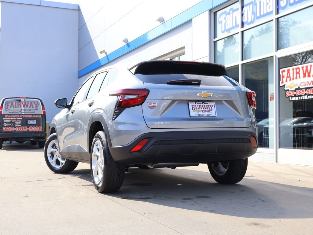 New 2026 Chevrolet Trax LS w/ LS Convenience Package FWD image 31