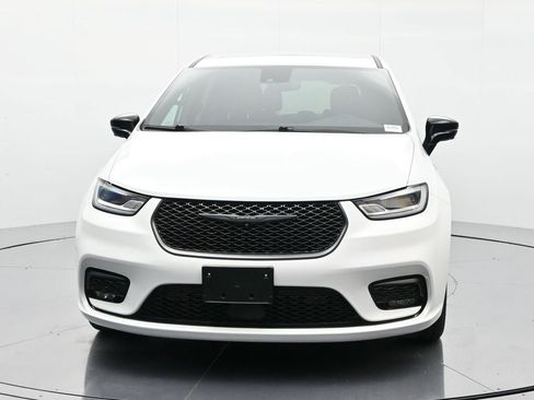 Used 2024 Chrysler Pacifica Select image 2