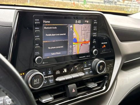 Used 2022 Toyota Highlander XLE image 11