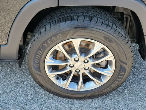 Used 2021 Jeep Cherokee Latitude Lux w/ Comfort/Convenience Group AWD/4WD image 28