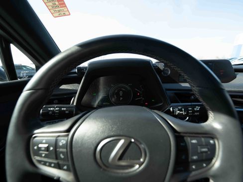 Used 2022 Lexus UX 250h w/ Premium Package image 15