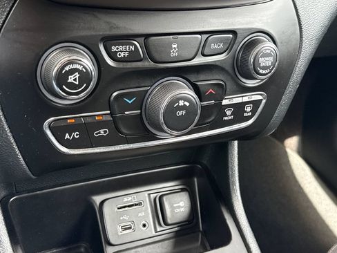 Used 2016 Jeep Cherokee Latitude FWD image 21