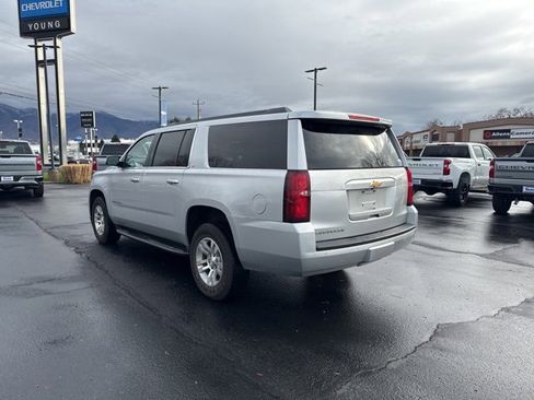 Used 2018 Chevrolet Suburban LT image 3