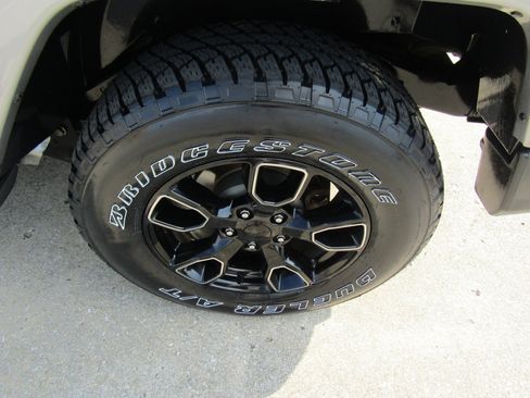 Used 2017 Jeep Wrangler Unlimited Sahara AWD/4WD image 11