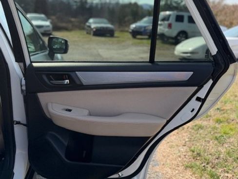 Used 2017 Subaru Outback 2.5i Premium image 16