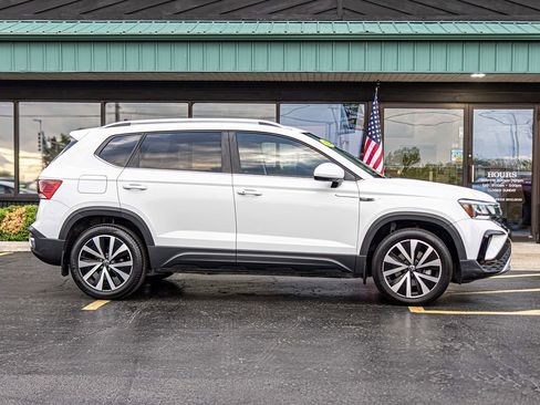 Used 2022 Volkswagen Taos SE w/ Panoramic Sunroof Package FWD image 9