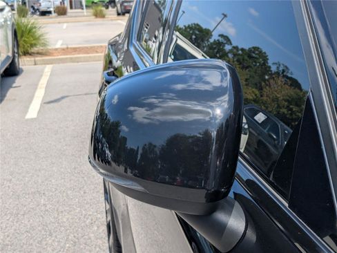 Used 2023 Volvo XC40 B5 Plus image 11