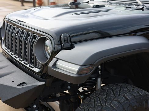 Used 2024 Jeep Gladiator Rubicon w/ Technology Group AWD/4WD image 22