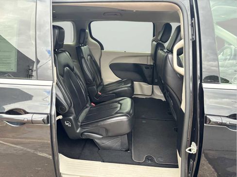 Used 2023 Chrysler Pacifica Touring-L image 15